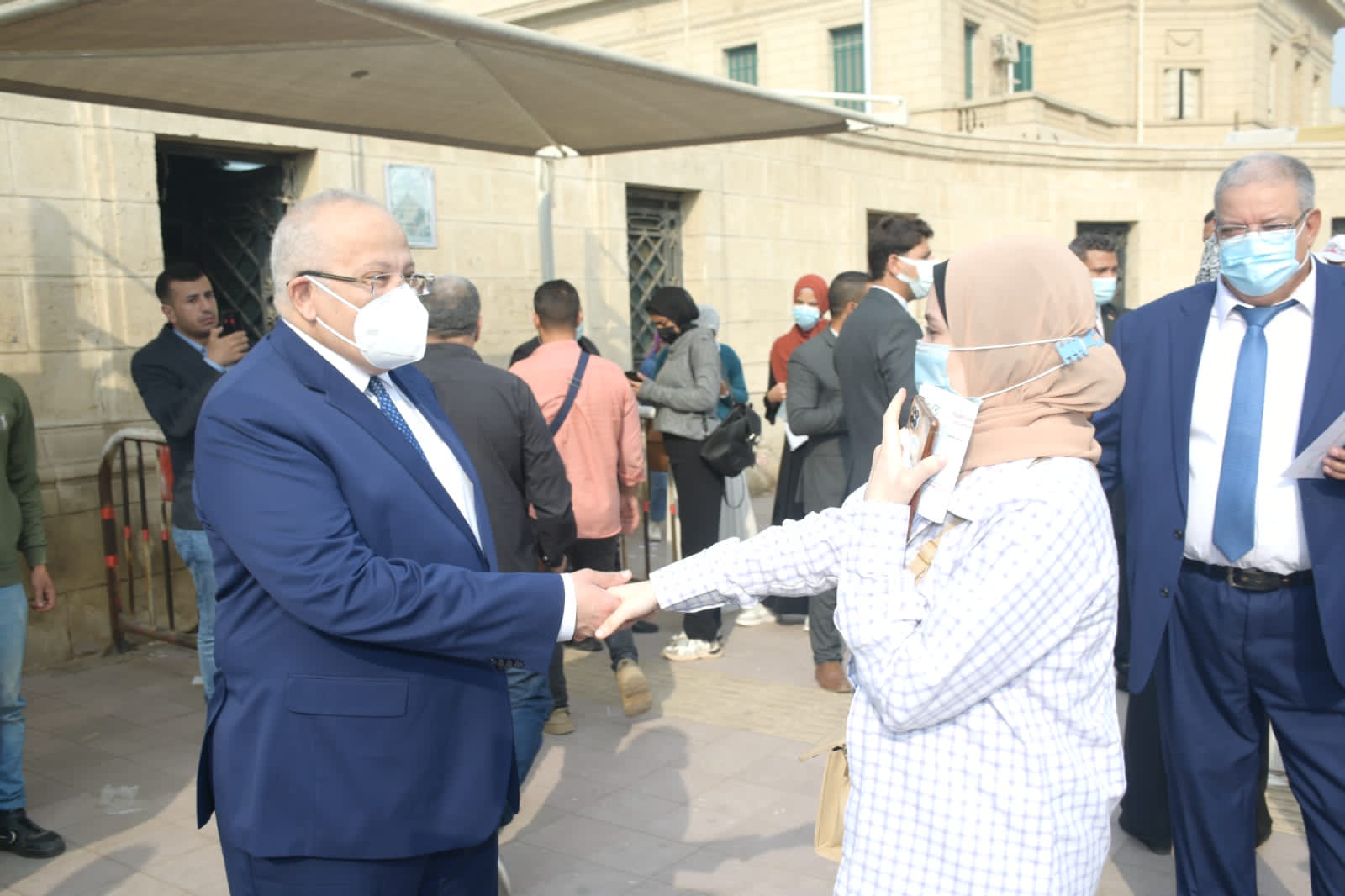 وزير التعليم العالى ورئيس جامعة القاهرة يتابعون تطبيق قرار منع دخول غير المطعمين للحرم الجامعى (5)
