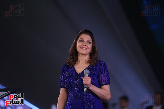 ماجدة الرومي ترفع علم مصر في حفل ختام مهرجان الموسيقي وتعلق بنحبك يامصر (19)