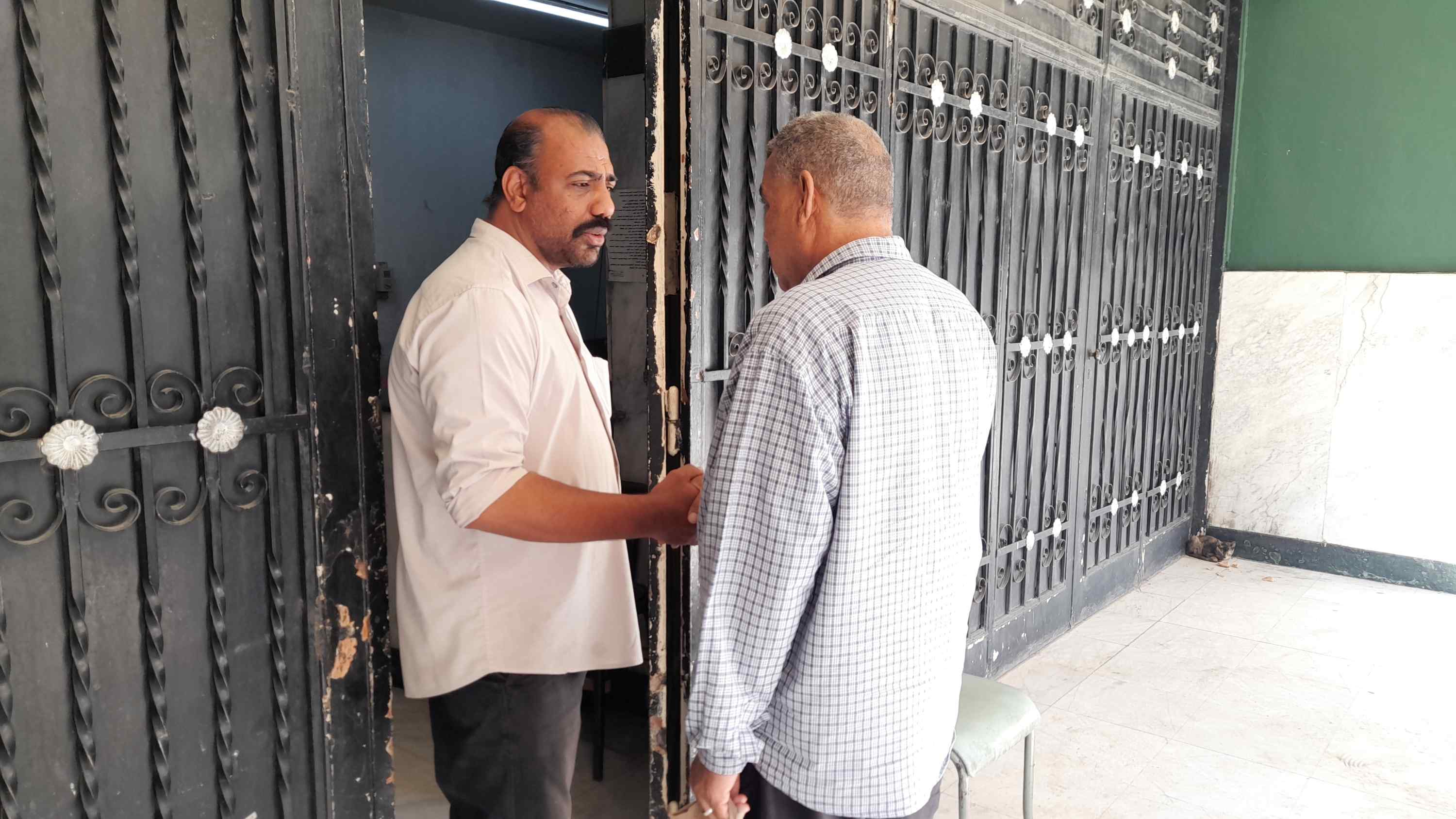 أثناء دخول الموظفين_1 أثناء دخول الموظفين_1