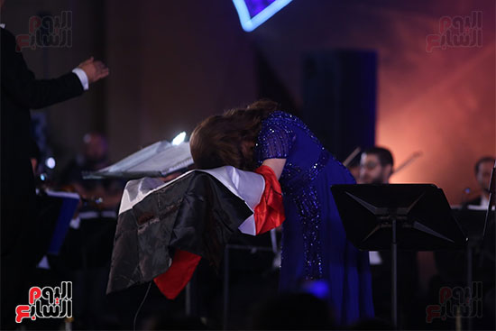 ماجدة الرومي ترفع علم مصر في حفل ختام مهرجان الموسيقي وتعلق بنحبك يامصر (37)