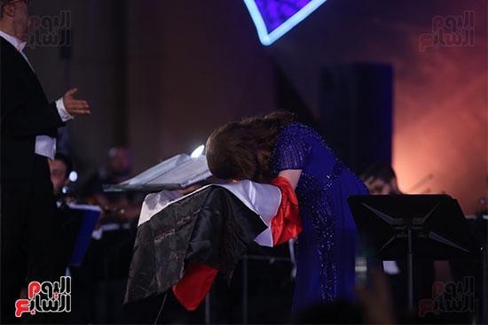 ماجدة الرومي ترفع علم مصر في حفل ختام مهرجان الموسيقي وتعلق بنحبك يامصر (40)