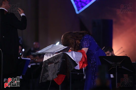 ماجدة الرومي ترفع علم مصر في حفل ختام مهرجان الموسيقي وتعلق بنحبك يامصر (38)