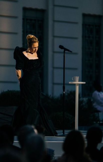 اديل بفستان اسود رائع