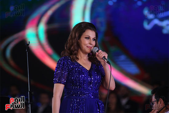 ماجدة الرومي ترفع علم مصر في حفل ختام مهرجان الموسيقي وتعلق بنحبك يامصر (14)