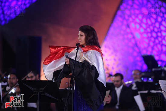 ماجدة الرومي ترفع علم مصر في حفل ختام مهرجان الموسيقي وتعلق بنحبك يامصر (36)