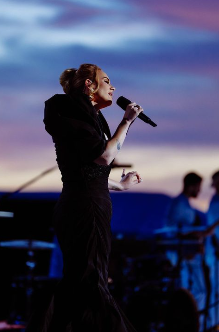 اديل مندمجة في الغناء