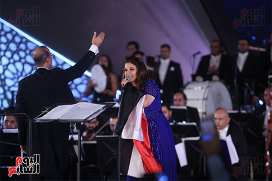 ماجدة الرومي ترفع علم مصر في حفل ختام مهرجان الموسيقي وتعلق بنحبك يامصر (31)