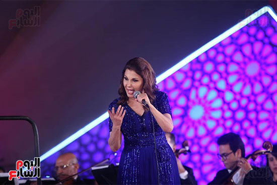 ماجدة الرومي ترفع علم مصر في حفل ختام مهرجان الموسيقي وتعلق بنحبك يامصر (4)