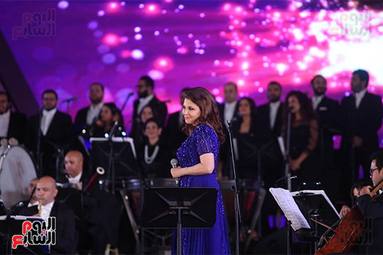 ماجدة الرومي ترفع علم مصر في حفل ختام مهرجان الموسيقي وتعلق بنحبك يامصر (11)