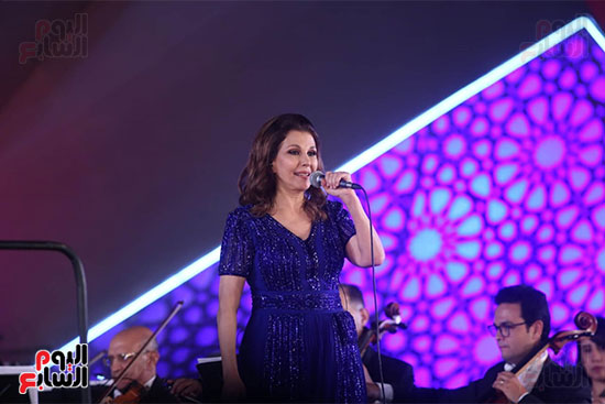 ماجدة الرومي ترفع علم مصر في حفل ختام مهرجان الموسيقي وتعلق بنحبك يامصر (5)