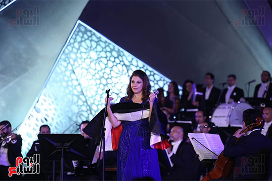 ماجدة الرومي ترفع علم مصر في حفل ختام مهرجان الموسيقي وتعلق بنحبك يامصر (39)