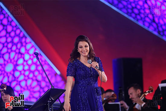 ماجدة الرومي ترفع علم مصر في حفل ختام مهرجان الموسيقي وتعلق بنحبك يامصر (13)