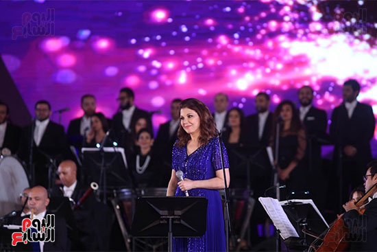 ماجدة الرومي ترفع علم مصر في حفل ختام مهرجان الموسيقي وتعلق بنحبك يامصر (9)