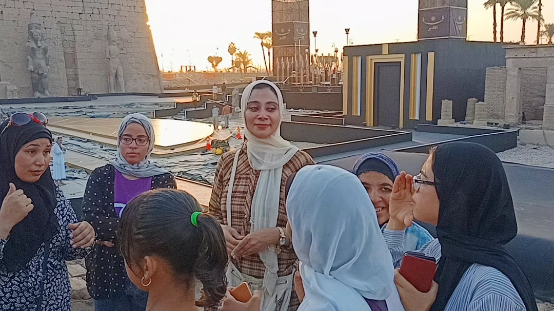 المرشدة مع الفتيات خلال زيارة معبد الأقصر
