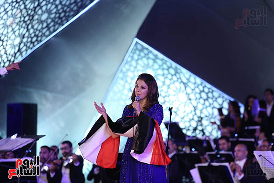 ماجدة الرومي ترفع علم مصر في حفل ختام مهرجان الموسيقي وتعلق بنحبك يامصر (33)