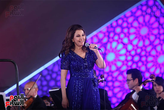 ماجدة الرومي ترفع علم مصر في حفل ختام مهرجان الموسيقي وتعلق بنحبك يامصر (6)