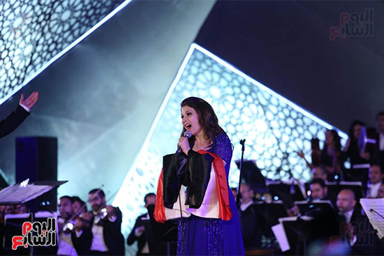 ماجدة الرومي ترفع علم مصر في حفل ختام مهرجان الموسيقي وتعلق بنحبك يامصر (34)