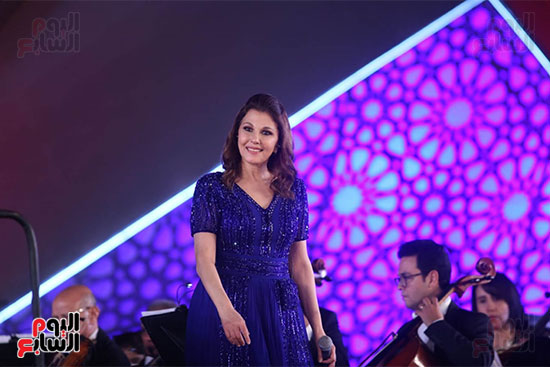 ماجدة الرومي ترفع علم مصر في حفل ختام مهرجان الموسيقي وتعلق بنحبك يامصر (8)