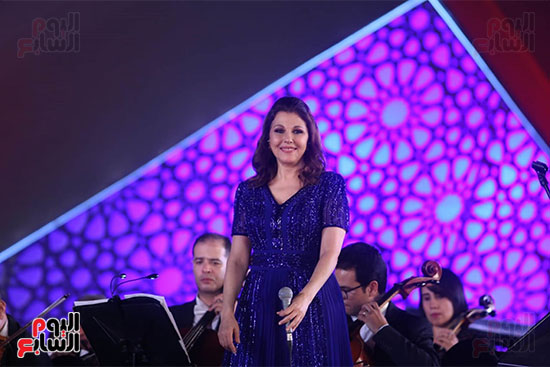 ماجدة الرومي ترفع علم مصر في حفل ختام مهرجان الموسيقي وتعلق بنحبك يامصر (12)