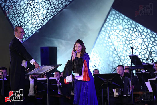 ماجدة الرومي ترفع علم مصر في حفل ختام مهرجان الموسيقي وتعلق بنحبك يامصر (35)