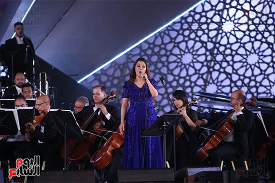 ماجدة الرومي ترفع علم مصر في حفل ختام مهرجان الموسيقي وتعلق بنحبك يامصر (17)