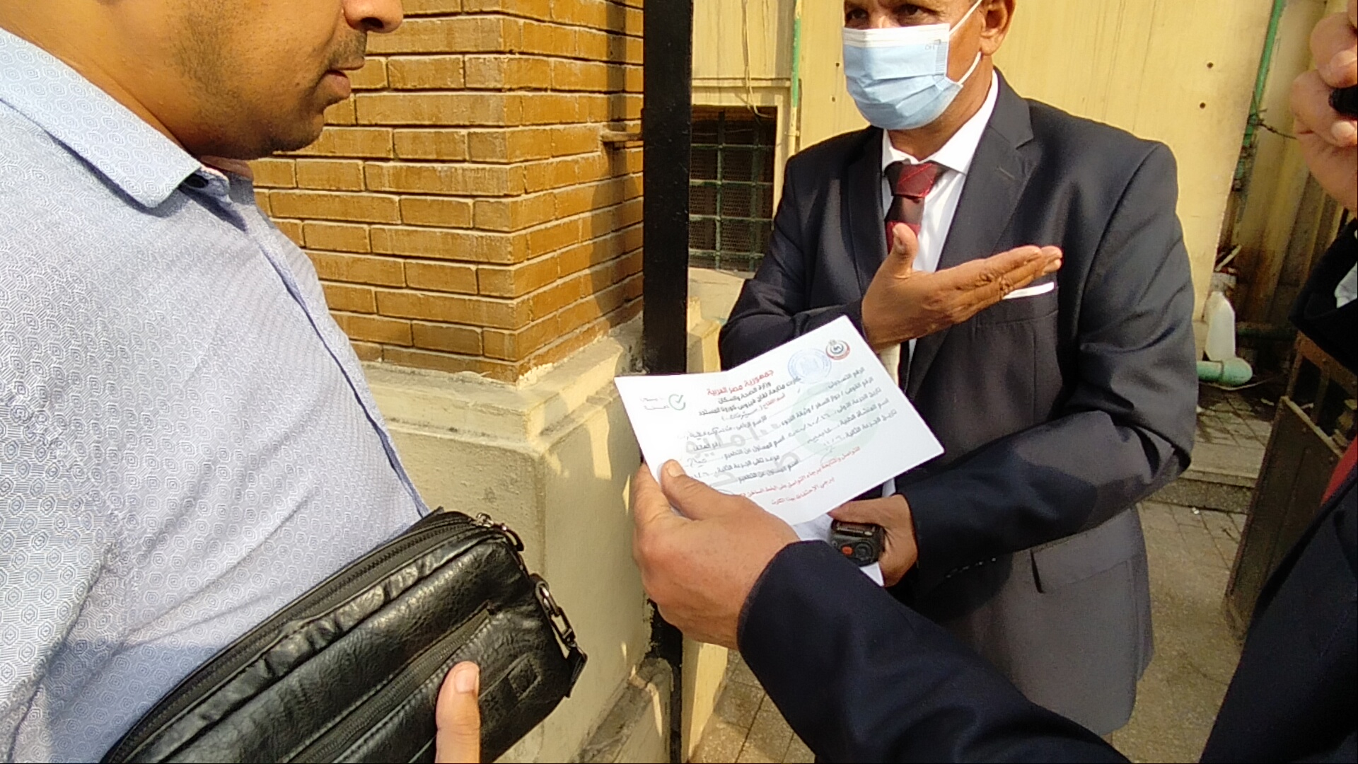 منع الموظفين الذين لم يتلقو اللقاخ من دخول مقار عملهم منع الموظفين الذين لم يتلقو اللقاخ من دخول مقار عملهم