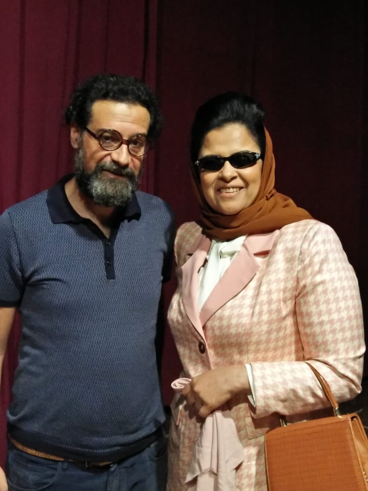 مخرج المسرحية هشام جابر مع غادة فلفل