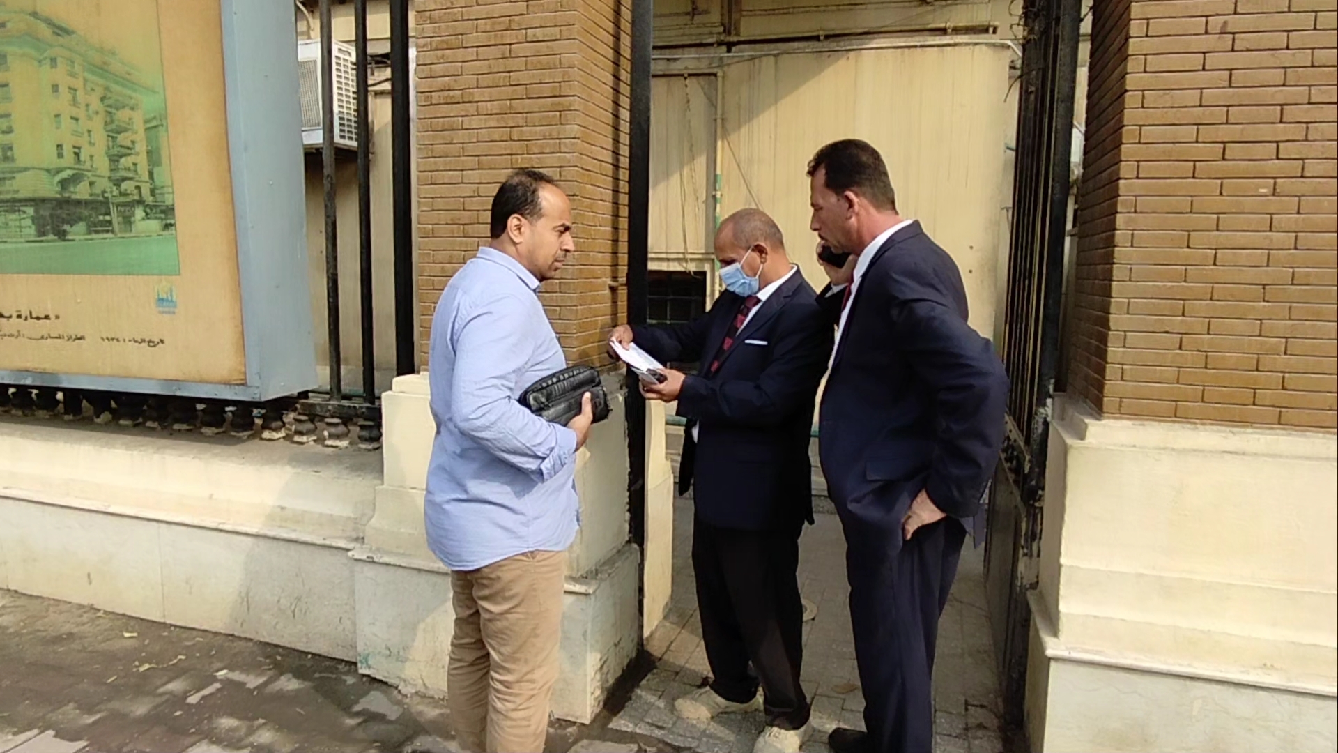 محافظة القاهرة تواصل منع الموظفين غير المطعمين
