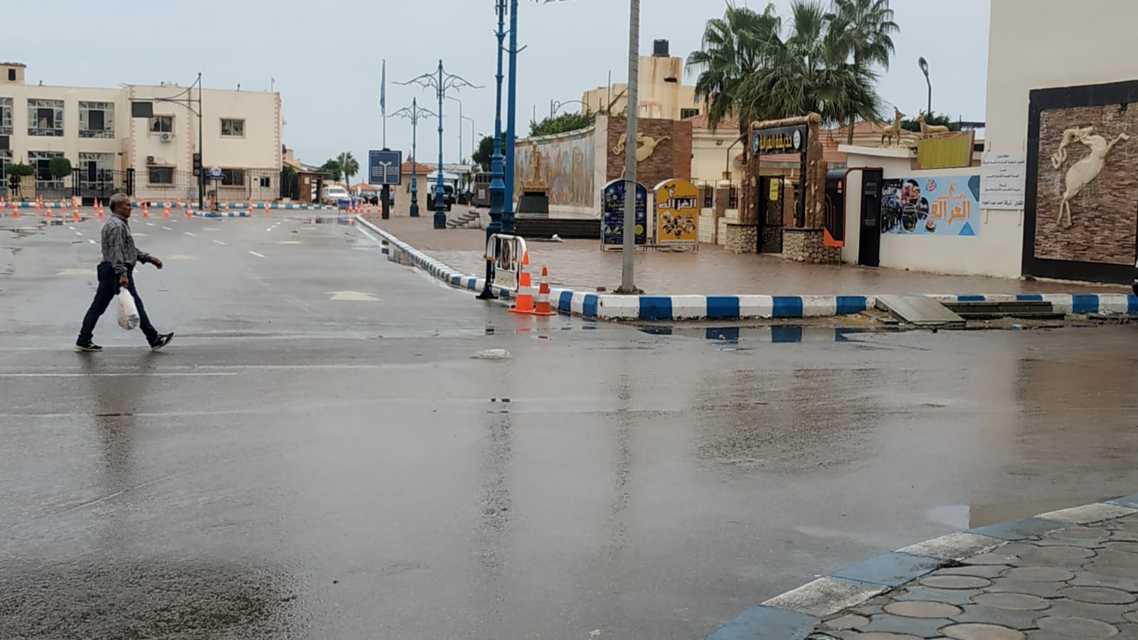 الأمطار تغسل شوارع مرسى مطروح وتزيدها جمالا