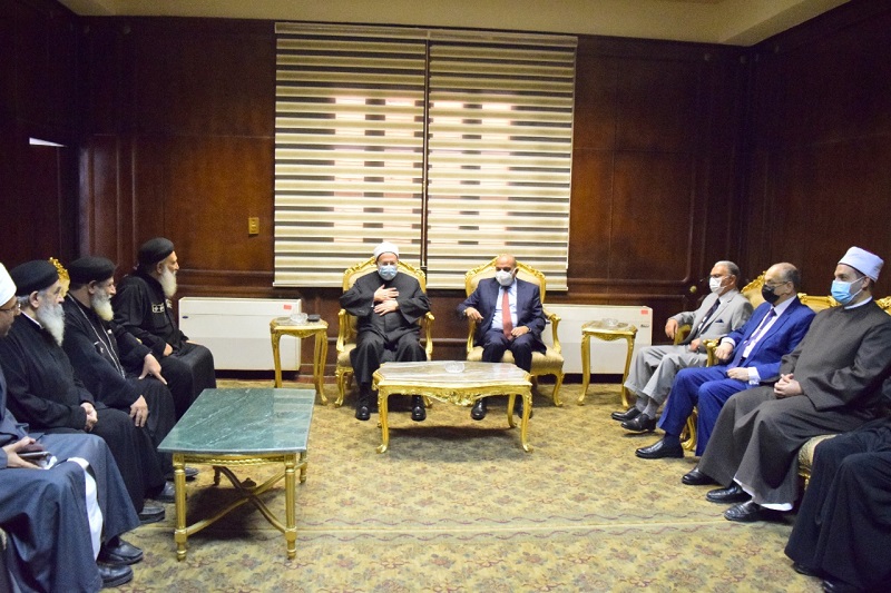 قساوسة و رئيس جامعة بني سويف يستقبلون مفتي الديار المصرية في مستهل زيارته للجامعة