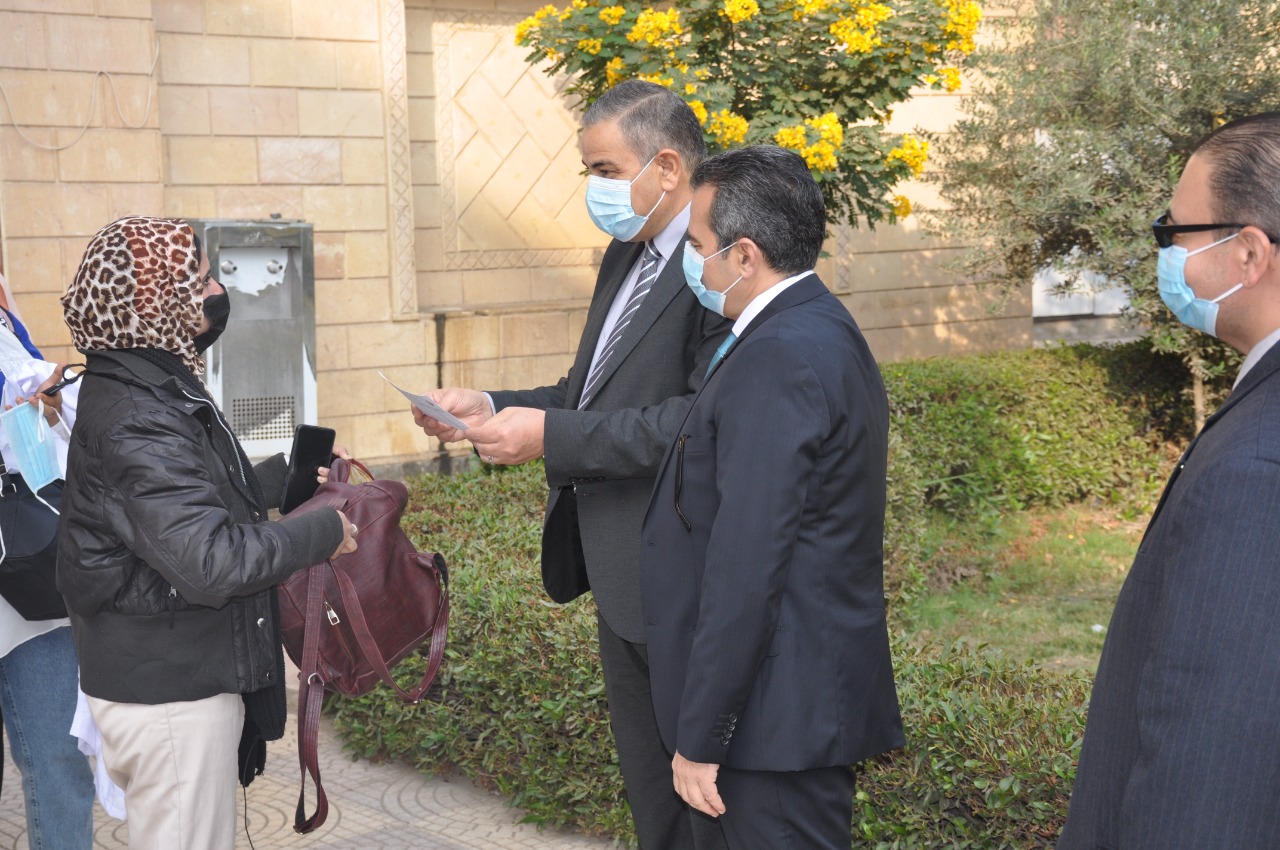 رئيس جامعة كفر الشيخ يشهد تنفيذ قرار منع دخول غير الحاصلين على لقاح كورونا