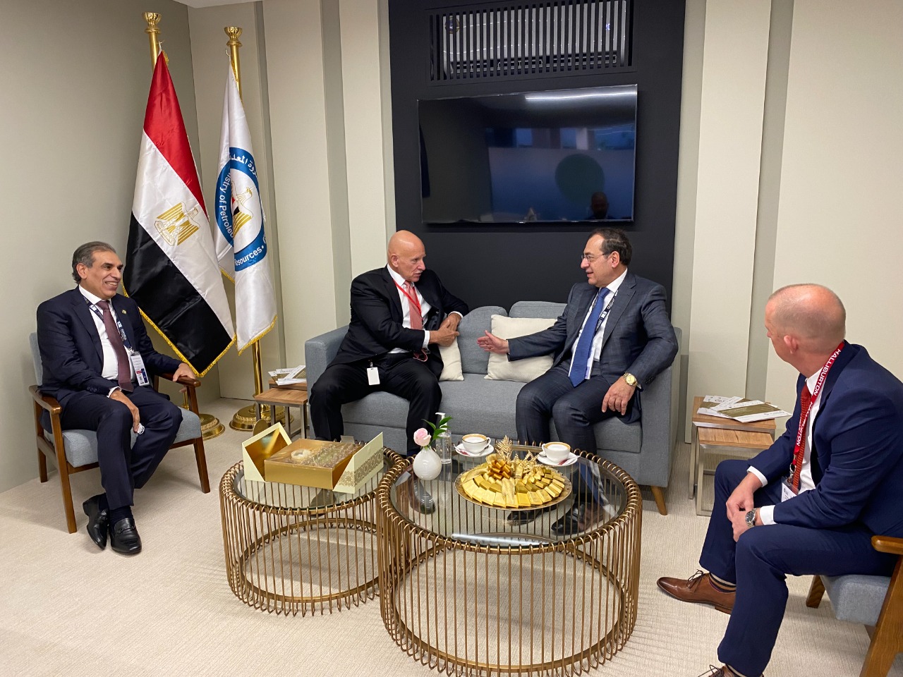 المهندس طارق الملا خلال مباحثاته مع رئيس شركة هاليبيرتون