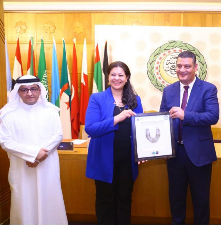 خلال استلام الجائزة