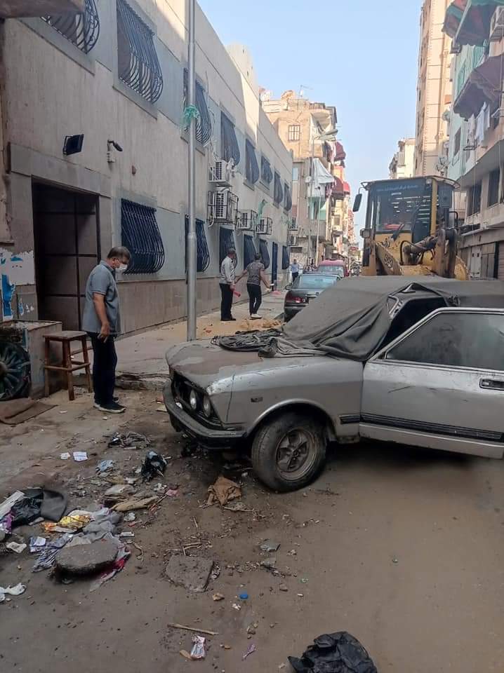 سيارة متهالكة بشوارع بورسعيد