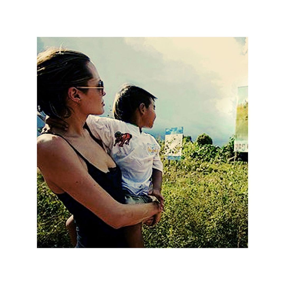 جولى فى احدى جولاتها لانقاذ الطبيعة جولى فى احدى جولاتها لانقاذ الطبيعة