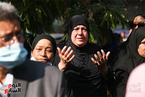 الأهالى يدعون للراحل أحمد زيدان بالرحمة خلال تشييع جنازته الأهالى يدعون للراحل أحمد زيدان بالرحمة خلال تشييع جنازته