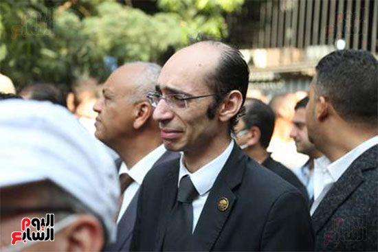 النائب محمد عبد العزيز خلال تشييع الجنازة النائب محمد عبد العزيز خلال تشييع الجنازة