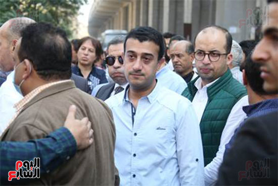 النائب طارق الخولى خلال تشييع الجنازة (2)