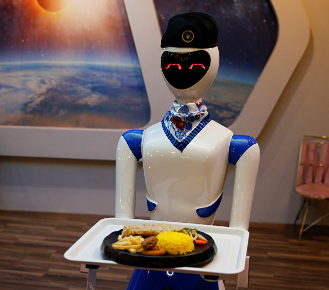 الروبوت يحمل الطعام