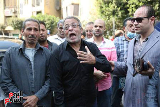 بكاء الأهالى خلال جنازة الراحل أحمد زيدان بكاء الأهالى خلال جنازة الراحل أحمد زيدان