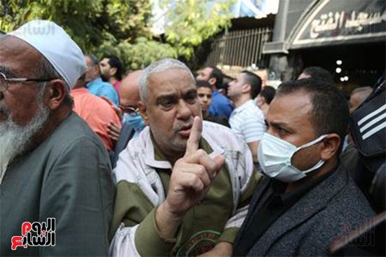 الأهالى خلال جنازة الراحل أحمد زيدان الأهالى خلال جنازة الراحل أحمد زيدان