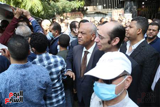 النائبان مصطفى بكرى ومحمد عبد العزيز خلال الجنازة النائبان مصطفى بكرى ومحمد عبد العزيز خلال الجنازة