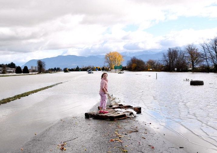 الفيضان يضرب الأراضى الكندية
