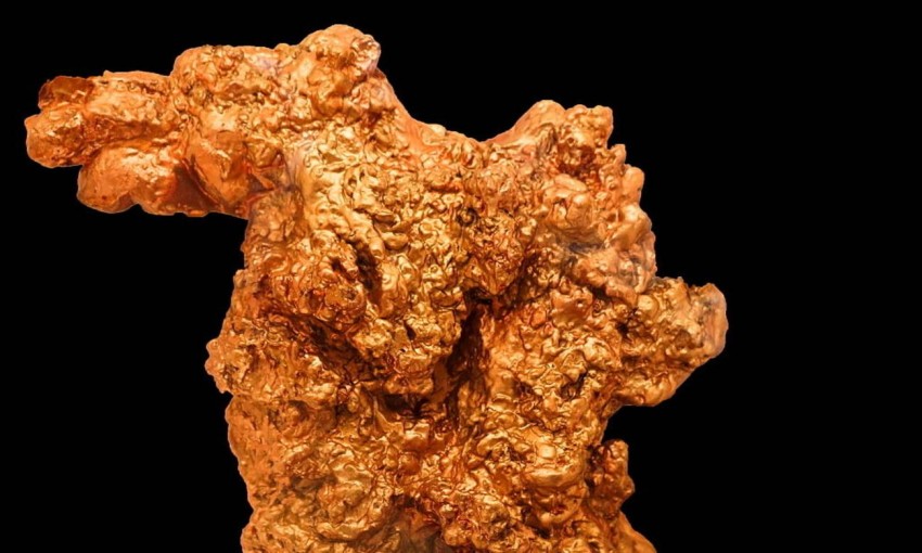 A huge gold nugget sold at auction (1)