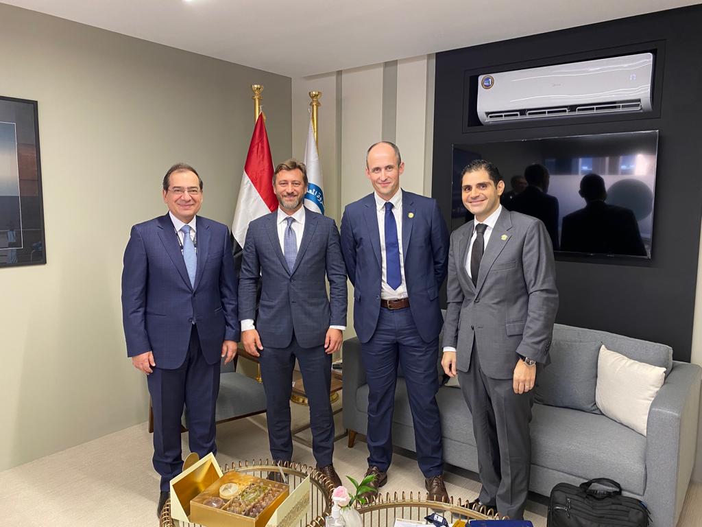 المهندس طارق الملا خلال مباحثاته مع مسئولى شركة وورلى