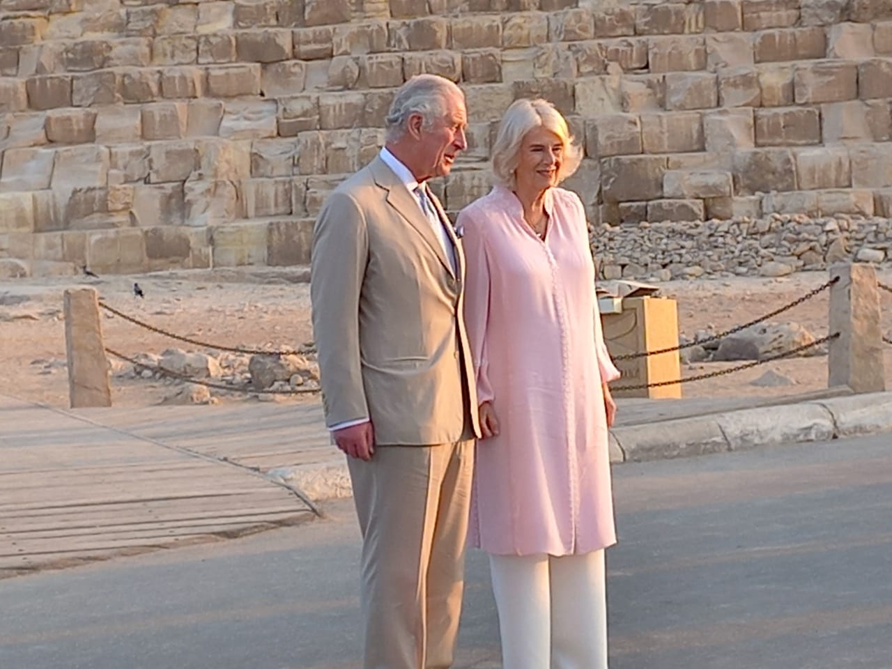 الأمير تشارلز وزوجته يزوران الأهرامات (1)