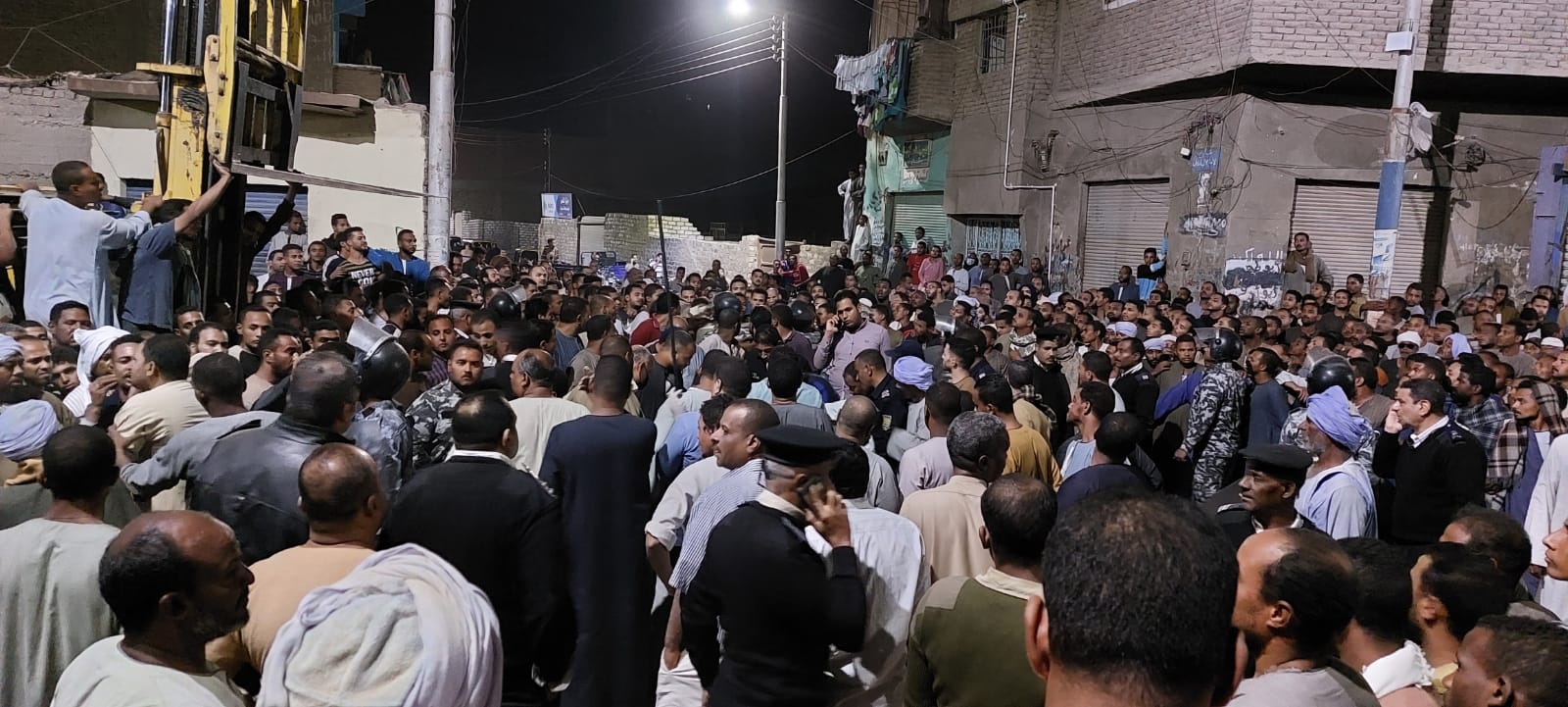 الأهالى خلال الحادث بمدينة إسنا