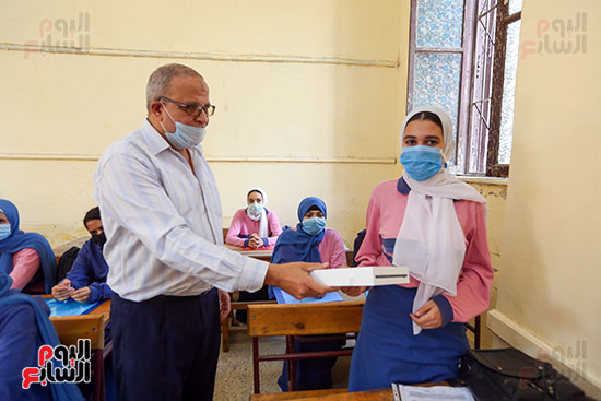تسليم أجهزة التابلت لطالبات مدرسة السنية الثانوية بالقاهرة (10)