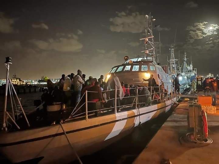 البحرية الليبية تنقذ عشرات المهاجرين (5)
