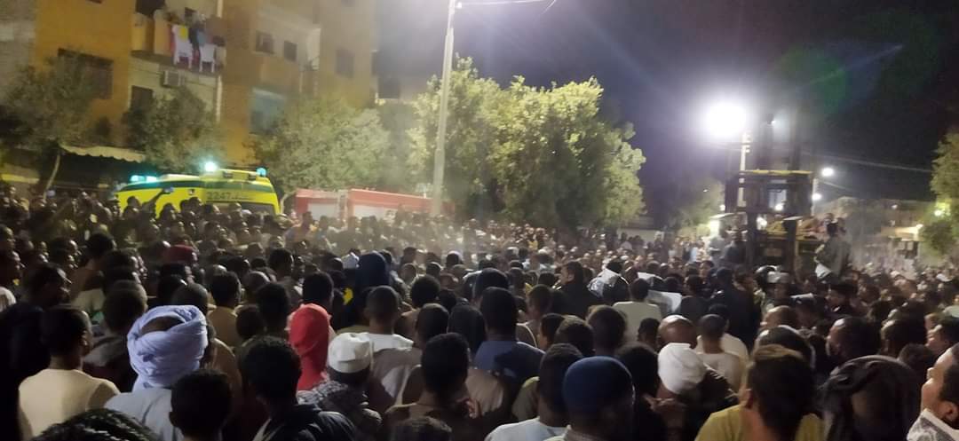 لحظة انتشال جثمانى العاملين من البيارة باسنا